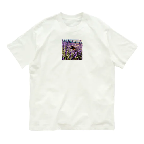 ラベンダーの花の中で忙しく働くミツバチ Organic Cotton T-Shirt