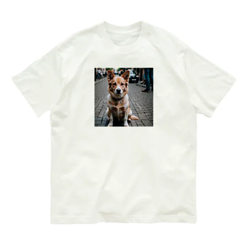 パワフルとは対照的な風貌を持つ可愛らしい犬がカメラ目線！ Organic Cotton T-Shirt