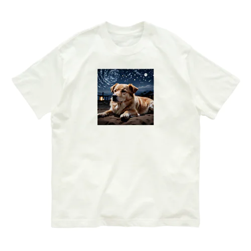 夜の静寂に包まれた写真には、一匹の夜行性の犬が佇んでいます。 オーガニックコットンTシャツ