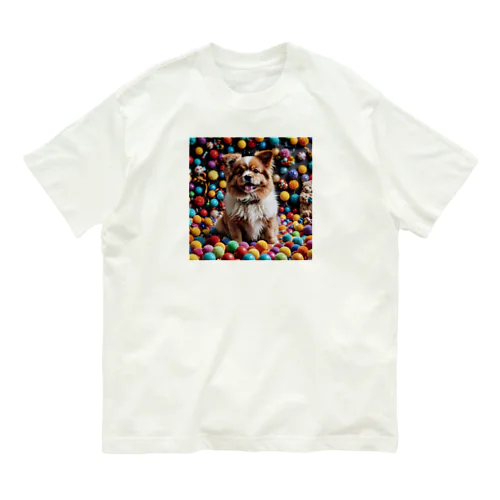 かわいいワンちゃんがたくさんのカラフルなボールの中で遊んでいる写真。 Organic Cotton T-Shirt