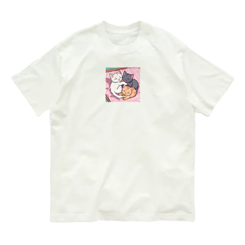 戯れているかわいい子猫 オーガニックコットンTシャツ