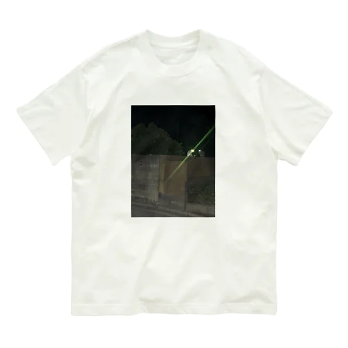 くらがりからこっちを見てる Organic Cotton T-Shirt