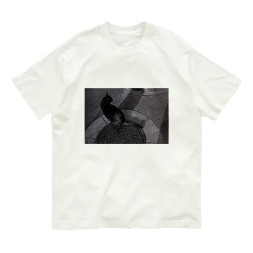 黒猫とマンホール Organic Cotton T-Shirt