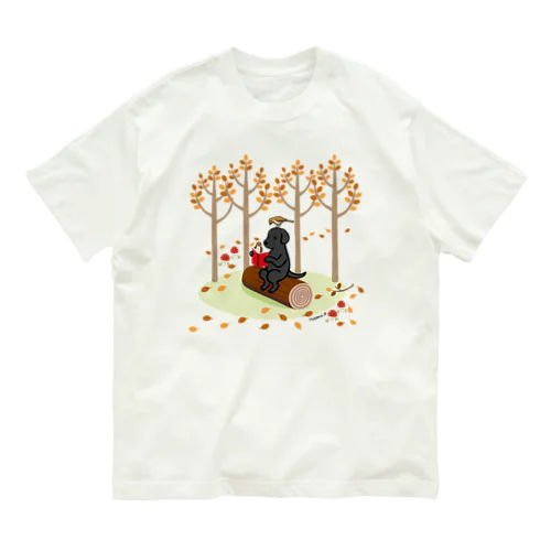 森で読書するブラックラブラドール Organic Cotton T-Shirt