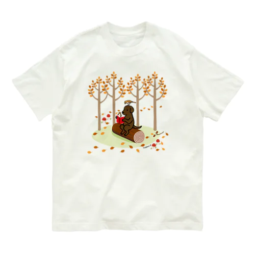 森で読書をするチョコレートラブラドール Organic Cotton T-Shirt
