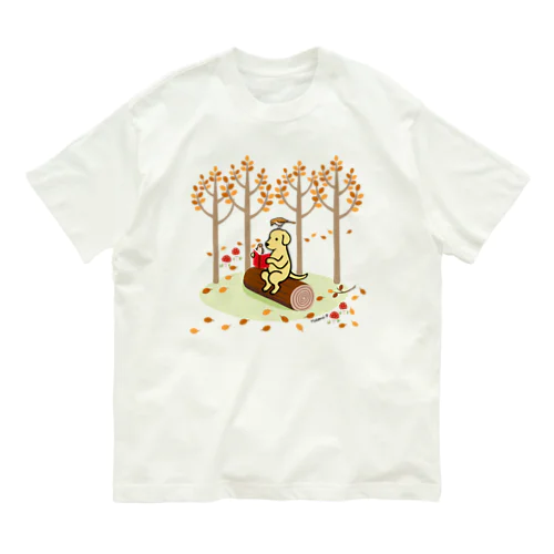 森で読書するイエローラブラドール Organic Cotton T-Shirt