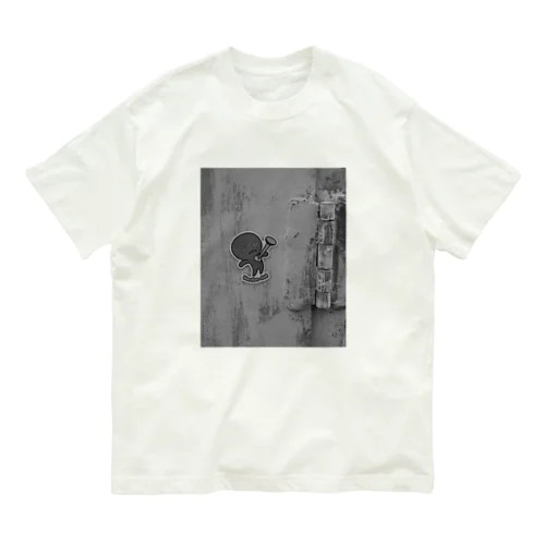 ぶーどぅーどーる「今日もどこかにはりつけられる」 Organic Cotton T-Shirt