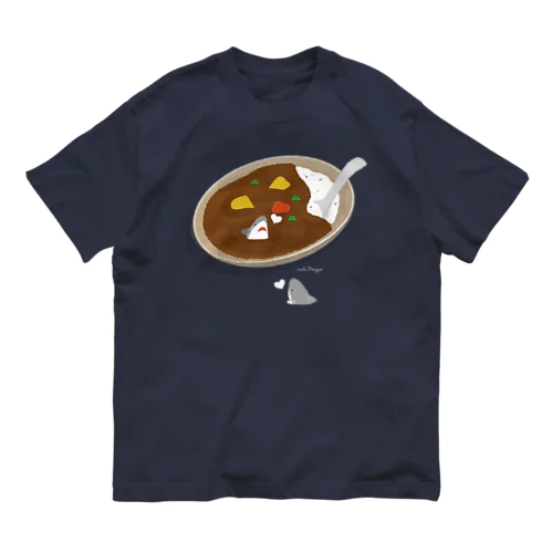 カレーの中と外で視線を交わすサメ オーガニックコットンTシャツ