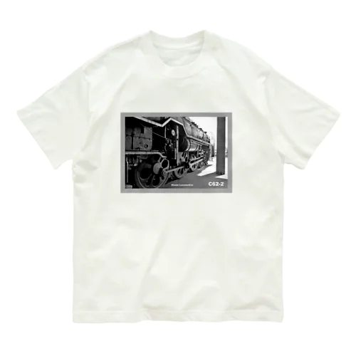 車庫にスタンバイするC622蒸気機関車 （モノクロフォト） オーガニックコットンTシャツ