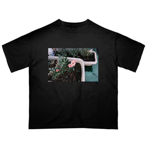 路上の薔薇 Oversized T-Shirt