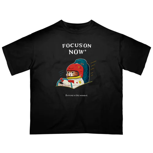 「FOCUS ON NOW_レーサーの猫」 オーバーサイズTシャツ