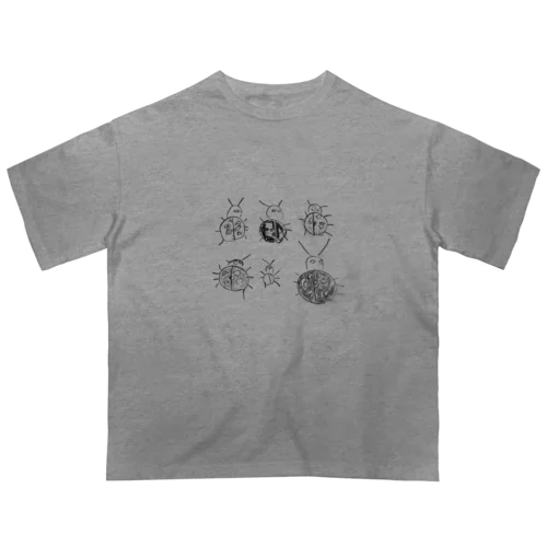こどもが描いたモノクロのてんとう虫の オーバーサイズTシャツ