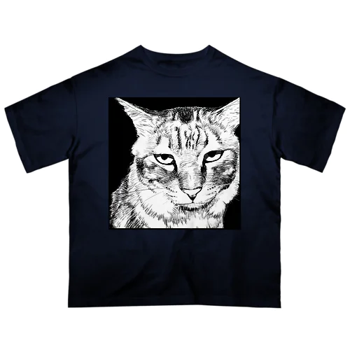 じとっとした目で見つめる猫　不透明 オーバーサイズTシャツ