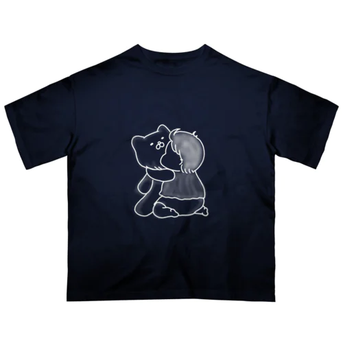 ぬいぐるみを抱っこする赤ちゃん Oversized T-Shirt