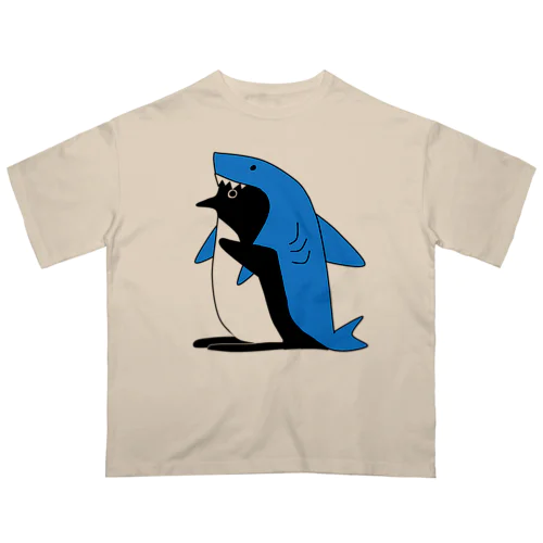 サメを被るペンギン Oversized T-Shirt