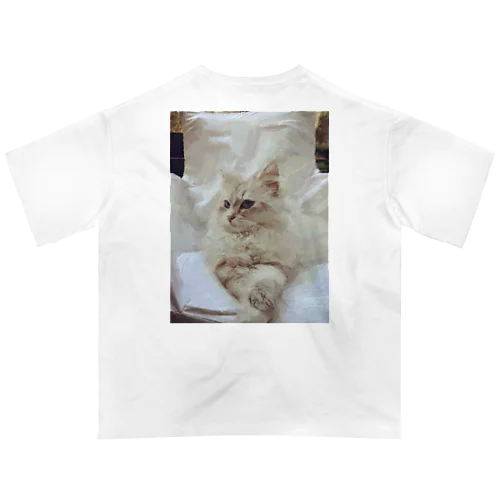 白い猫と白い椅子 オーバーサイズTシャツ