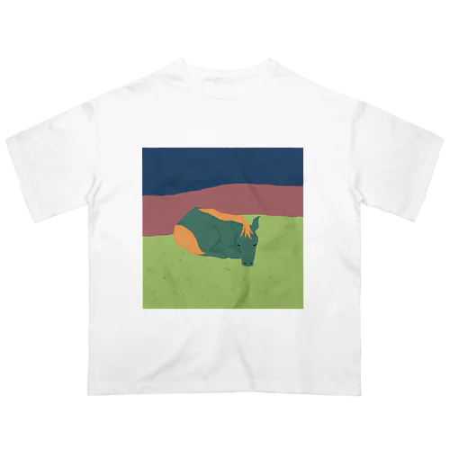野原で眠る馬2（線なし） オーバーサイズTシャツ