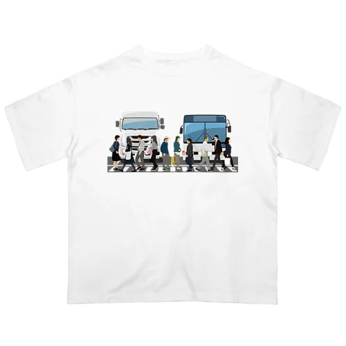 バスとトラックの前を横断する人たち オーバーサイズTシャツ