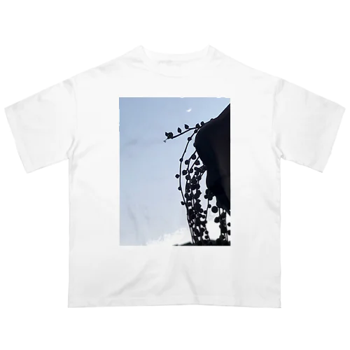 三日月とグリーンネックレス Oversized T-Shirt