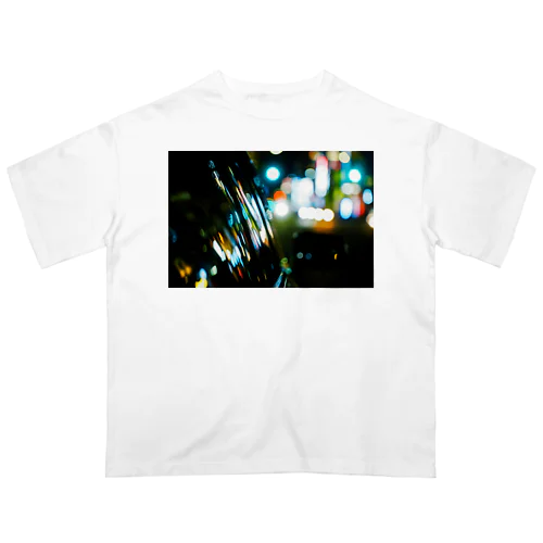 窓に映る街の光 Oversized T-Shirt