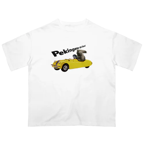 レーシングカーに乗ったペキニーズ　フォーン オーバーサイズTシャツ