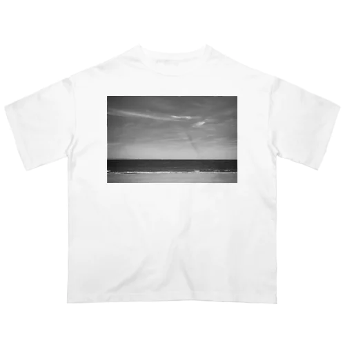 海水浴場の海と空と雲 オーバーサイズTシャツ