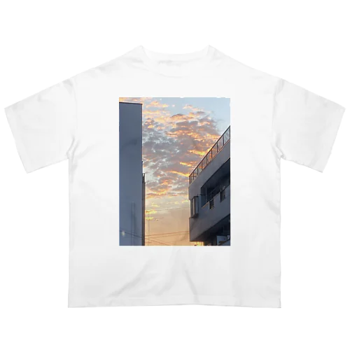 ビルの隙間の夕焼 Oversized T-Shirt