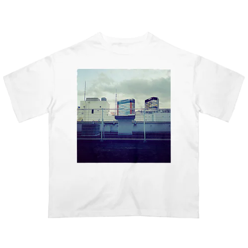 秋葉原のどこかのビルの屋上からの景色 Oversized T-Shirt