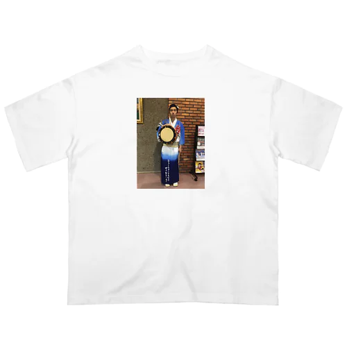 締め太鼓を持つ阿波踊り男 Oversized T-Shirt