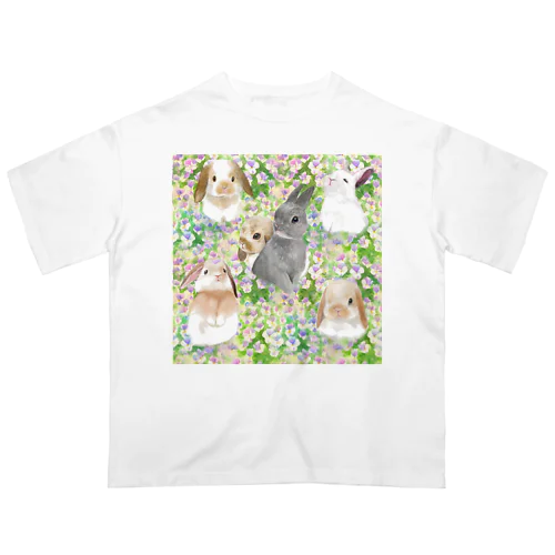 パンジーのお花畑とかわいいうさぎたちのシームレスパターンイラスト Oversized T-Shirt