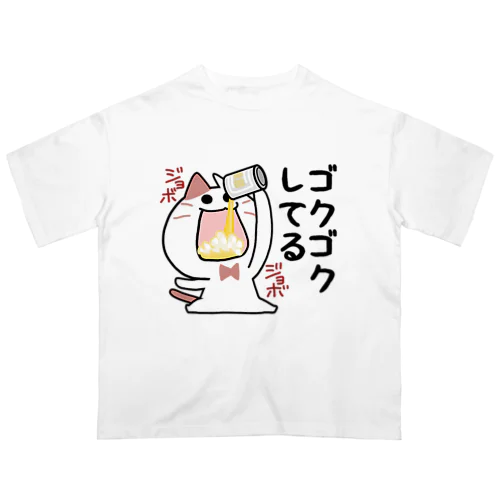 すっとぼけねこ　ゴクゴクしてる オーバーサイズTシャツ