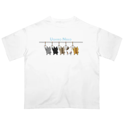 吊り革につかまるUSHIRO NEKO (うしろねこ) オーバーサイズTシャツ