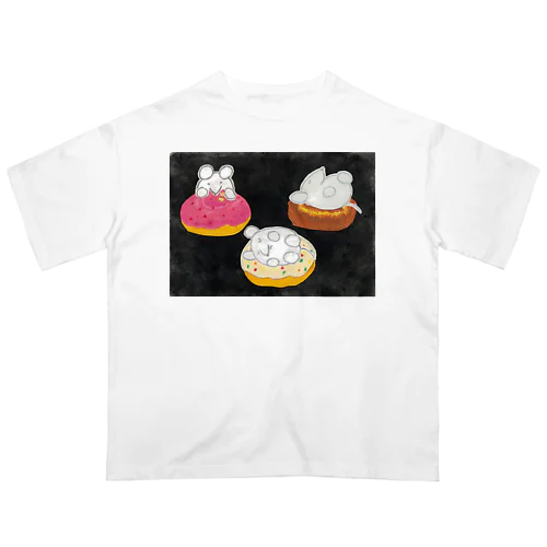 ベッドのドーナツを吟味するねずみくん Oversized T-Shirt