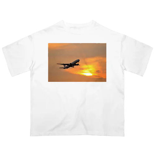 夕暮れの羽田国際空港 Oversized T-Shirt