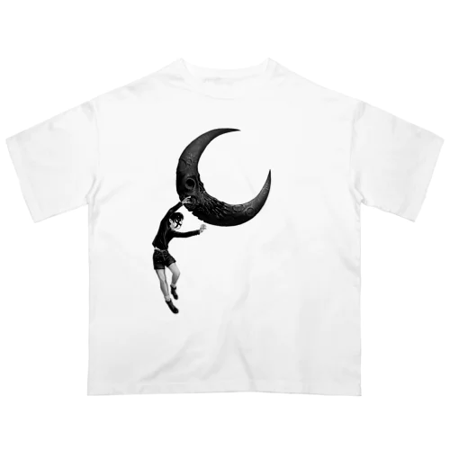 月を投げる黒い少年（モノクロ） オーバーサイズTシャツ