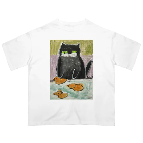 かわいい黒猫がプールで泳いでいるアヒルを楽しそうに見ている オーバーサイズTシャツ