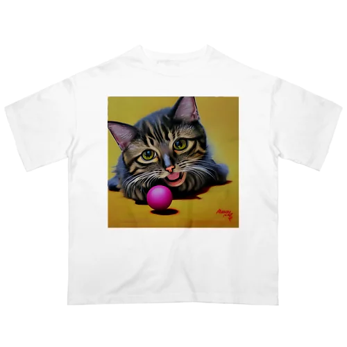 ボールと遊んでいる可愛い猫 オーバーサイズTシャツ