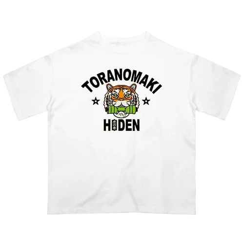 虎トラタイガー・虎の巻（とらのまき）・秘伝の書・虎顔・虎寅・巻物をくわえる虎・タイガーイラスト・TIGER・おもしろ・オリジナル（C） オーバーサイズTシャツ