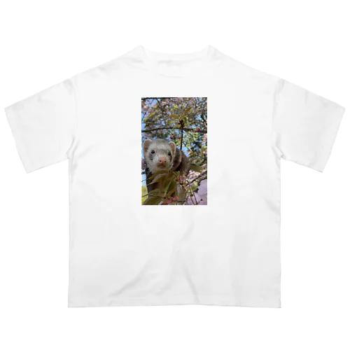 桜の下で、フェレットと。 オーバーサイズTシャツ