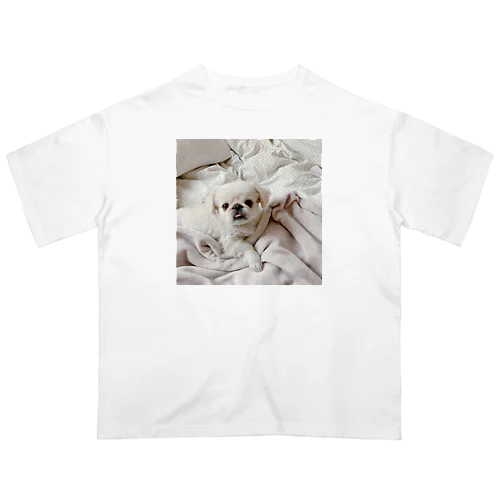 添い寝に誘う犬 Oversized T-Shirt