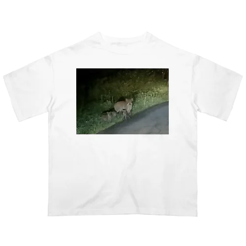 野生の猪の親子 オーバーサイズTシャツ