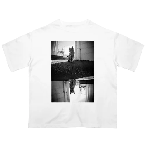モノクロネコの鏡面世界 Oversized T-Shirt