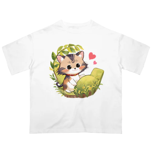 お庭で遊んでいるかわいい子猫 Oversized T-Shirt