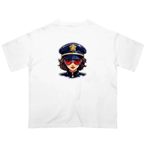 クールな女性警察官 オーバーサイズTシャツ