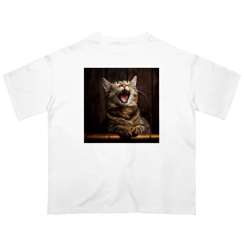 まるで笑っているようなあくびする猫 オーバーサイズTシャツ