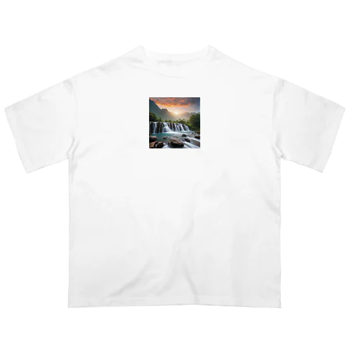 夜明けの滝と山々の美しい自然風景 Oversized T-Shirt