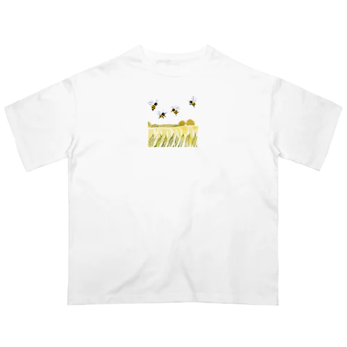 野山を飛び回るビーちゃんたち Oversized T-Shirt