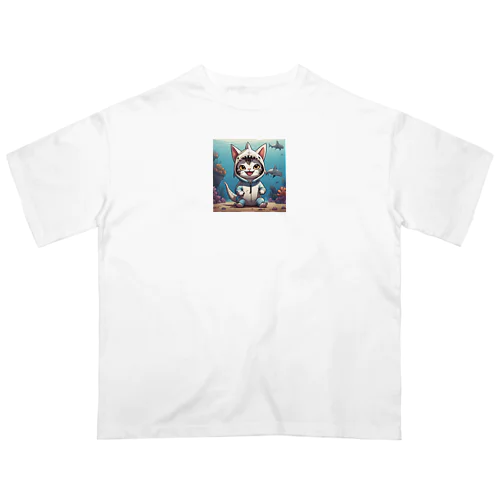 サメの着ぐるみを着た子猫 オーバーサイズTシャツ