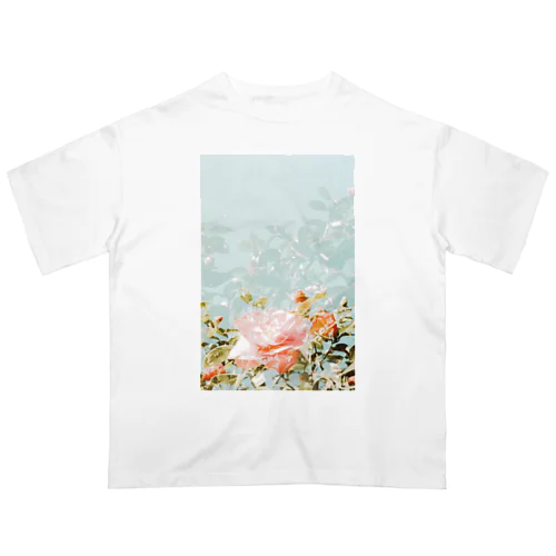 ピンクと白の花びら オーバーサイズTシャツ