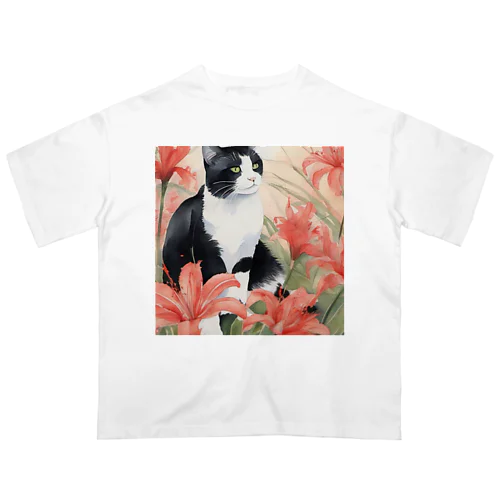 白黒ハチワレ猫と彼岸花 Oversized T-Shirt